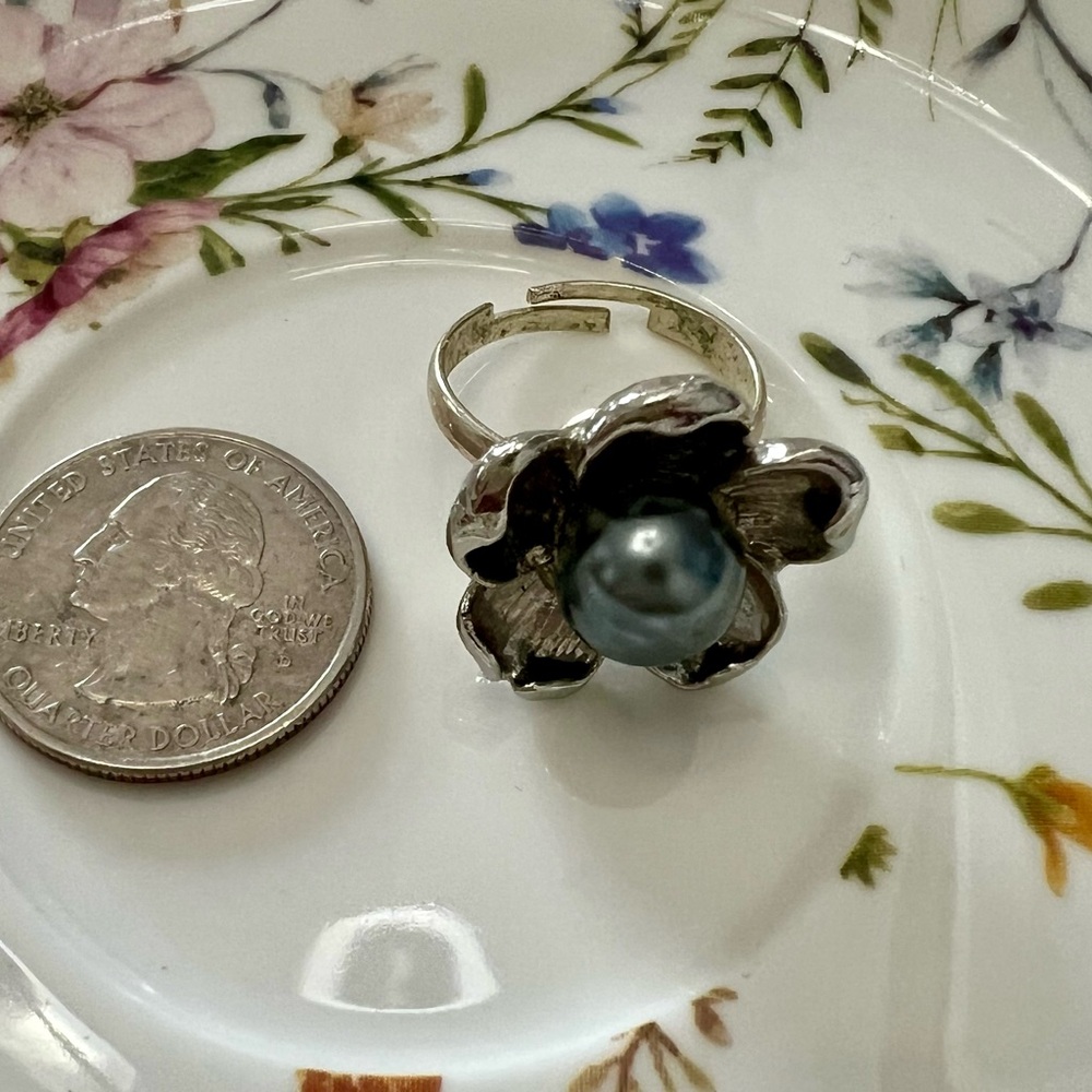 Elegant Silver Flower Pearl Ring -adjustable - Picture 7 of 8